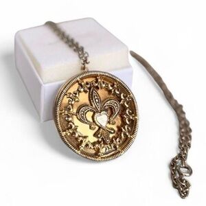 Vintage Gold Tone Fleur-de-Lis Locket Necklace | Ornate Round Pendant
